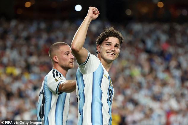 Argentina disputó una semifinal del Mundial contra Inglaterra, ganando en la prórroga a Suiza tras la vergonzosa tarjeta roja de Breel Embolo.