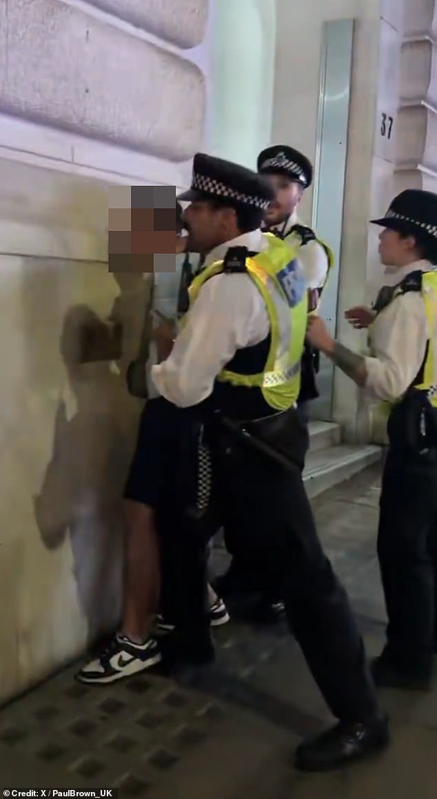 Múltiples arrestos en Piccadilly Circus mientras las celebraciones salvajes se vuelven caóticas después de la victoria de Inglaterra en cuartos de final de la Copa del Mundo: el resto del país se regocija