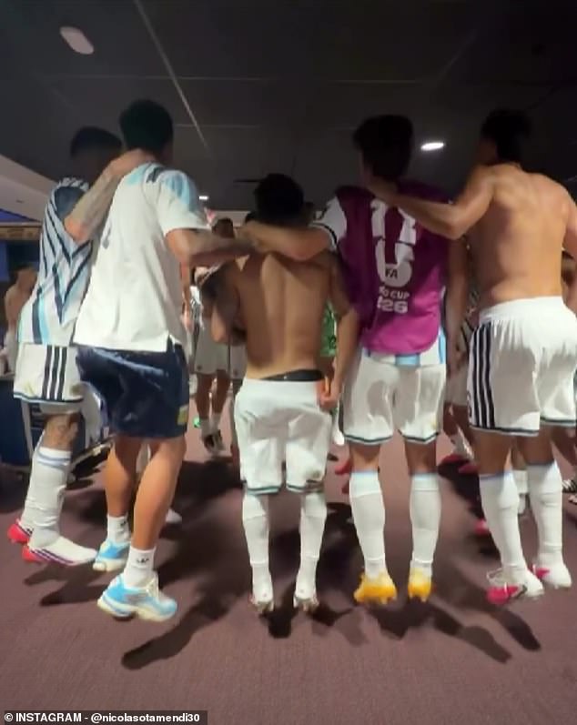 Los jugadores argentinos gritan que vencerán a Inglaterra en el Mundial de Malvinas con una serie de cánticos antiingleses antes del partido de semifinales.
