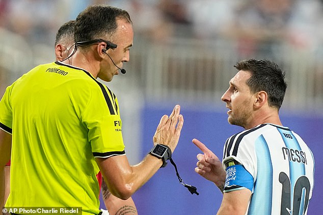 ‘No seas irrespetuoso, háblame con respeto’: el extraordinario intercambio de Lionel Messi con el árbitro del Mundial sale a la luz… en medio de un nuevo escrutinio por parte de los funcionarios sobre el camino ‘amañado’ de Argentina hacia las semifinales