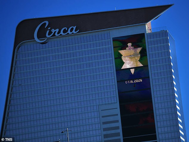 Un misterioso símbolo dorado visto a lo largo del Strip de Las Vegas… tiene a turistas y lugareños luchando por descubrir qué significa