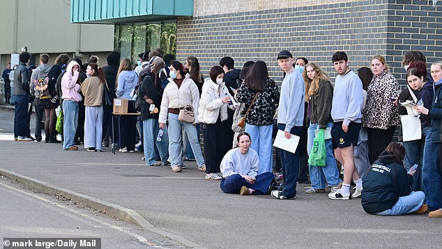 Un millón de personas serán elegibles para recibir una vacuna gratuita contra la meningitis B en el NHS a partir de hoy