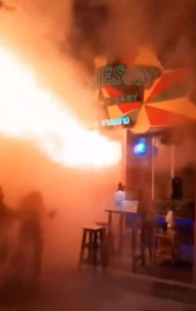 Al menos 27 personas murieron en un gran incendio en un pub de Bangkok