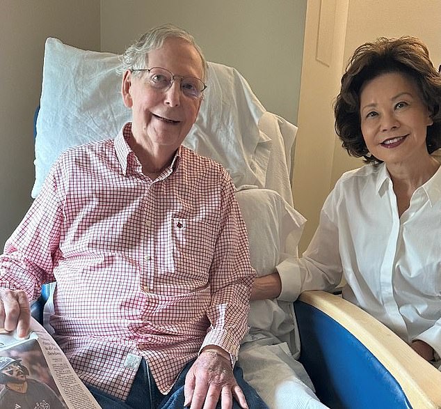 Mitch McConnell rompe el silencio de cuatro semanas con la primera foto y actualización sobre su hospitalización secreta