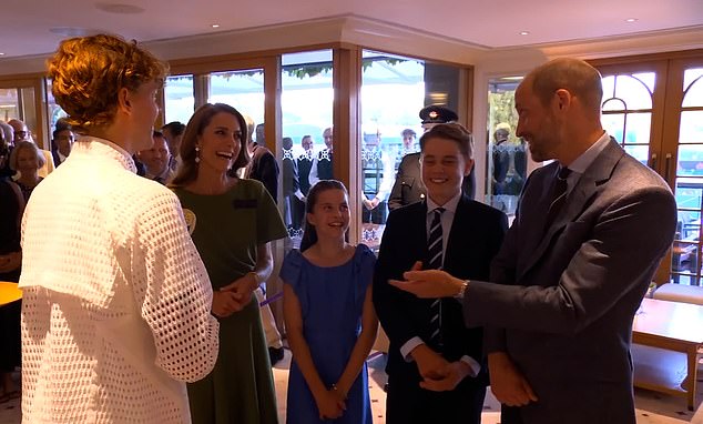 ¡Sinner conquista Gales! La duquesa Kate, el príncipe William y los jóvenes miembros de la realeza George y Charlotte felicitan al ganador de Wimbledon tras recuperar el trofeo.