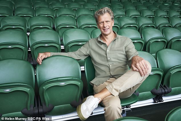 Andrew Castle sucumbe al golpe de la BBC: un comentarista de 62 años anuncia su último partido y bromea diciendo que la emisora lo “dejó” después de 23 años