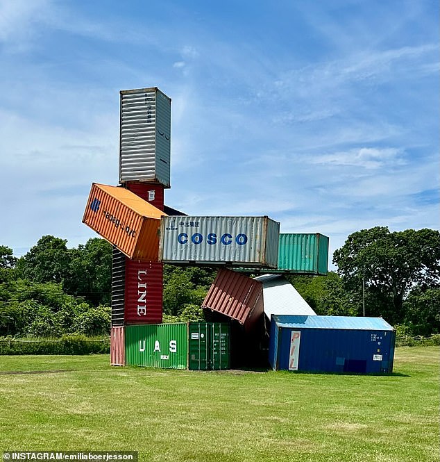 Una batalla legal por una escultura de un contenedor de envío estalló en un elegante enclave de Hamptons después de que los residentes calificaran la imponente exhibición como un “desastre de chatarra”.