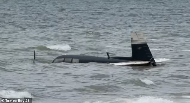 El avión fue rescatado por padre e hijo que realizaron un aterrizaje de emergencia en el mar