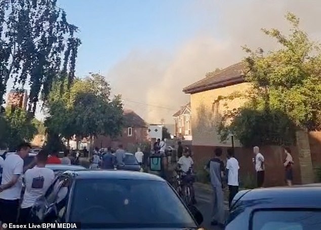 Grandes incendios han envuelto una línea ferroviaria de Londres en este momento mientras una ola de calor aumenta el riesgo de incendios forestales mientras los bomberos luchan contra las llamas en toda Gran Bretaña.