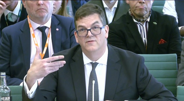El jefe del Ministerio de Asuntos Exteriores inicia una revisión judicial para revocar el despido “irracional” por el escándalo de Mandelson, después de que Starmer “se negara a disculparse y aceptar el pago”