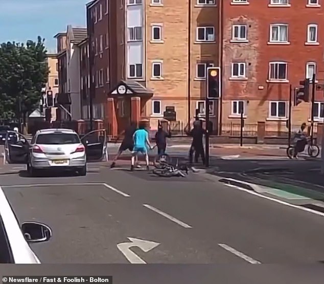 Una banda de motociclistas con machetes se peleó con un conductor a plena luz del día frente a los horrorizados transeúntes.