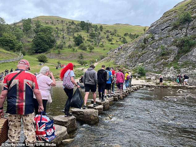 El hermoso lugar de Peak District ‘asediado’ por hordas de excursionistas que ‘dejan basura’, hacen barbacoas y obstruyen las carreteras