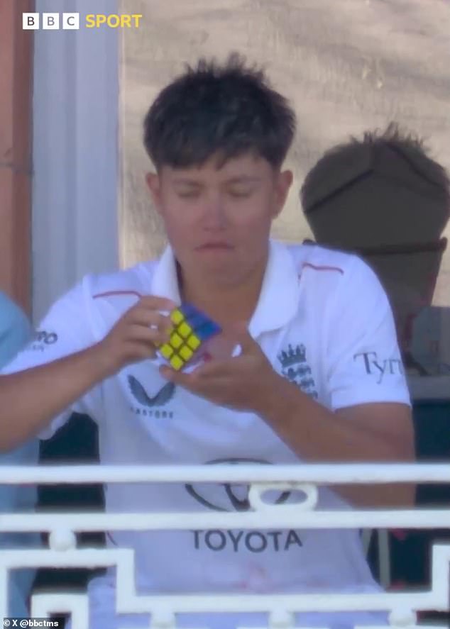 El cricket femenino de Inglaterra se enfrenta al sexismo: Piers Morgan critica al jugador que resolvió el cubo de Rubik durante el bateo, en medio de quejas sobre el despido del entrenador masculino durante el juego femenino