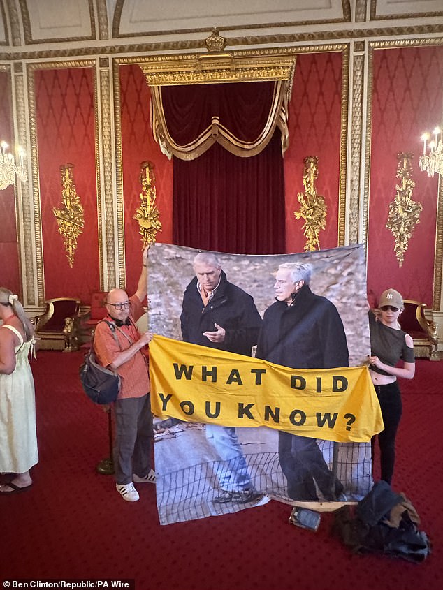 Manifestantes anti-realeza despliegan pancartas de Andrew y Epstein en la sala del trono del Palacio de Buckingham
