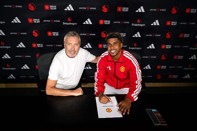 Man United confirma el fichaje de Andrey Santos procedente del Chelsea por £ 50 millones, retirándose del acuerdo de £ 39 millones de Ederson y fichando a Youri Tielemans por £ 35 millones en un intento por reconstruir el mediocampista.