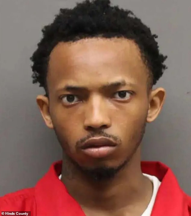 El sospechoso de asesinato, de 18 años, fue asesinado a golpes mientras estaba encarcelado en una prisión de Mississippi.