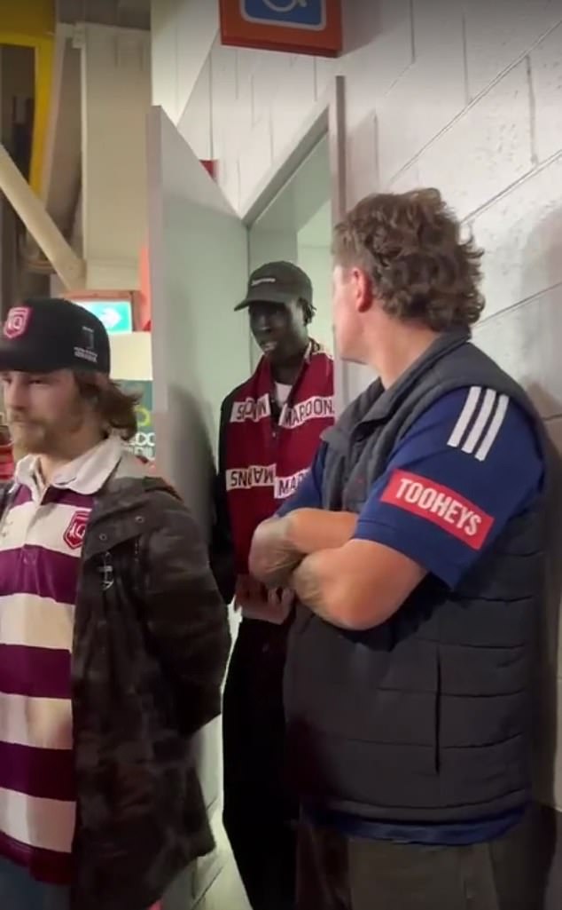 La estrella de la AFL Jamarra-Ugle Hagan rompe el silencio después de compartir un video viral de él y su compañero de equipo saliendo juntos de un baño para discapacitados.