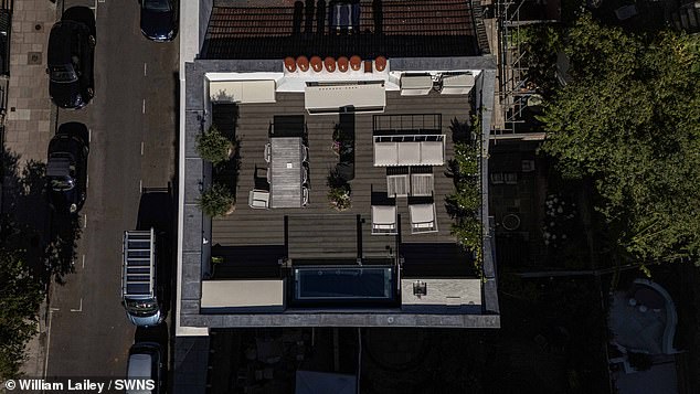 Ha estallado una disputa por la privacidad después de que un rico propietario construyera ilegalmente una terraza en la azotea de una casa adosada de £5,75 millones en Primrose Hill, dejando que extraños miraran en sus baños y dormitorios.