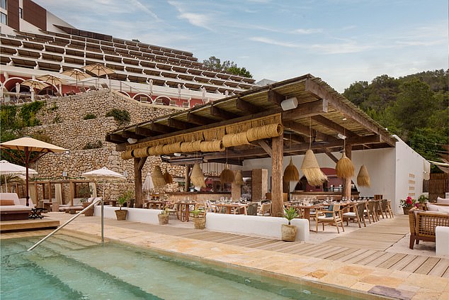 ¿Listo para explorar la escena de discotecas nocturnas de Ibiza? El tranquilo norte de la isla es un centro de salud, relajación y belleza natural reconstituyente, y Cala San Miguel Resort es el lugar perfecto para experimentarlo todo.