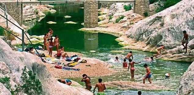 Una niña de nueve años muere aplastada tras caer mientras nadaba en un bello paraje de aguas termales españolas
