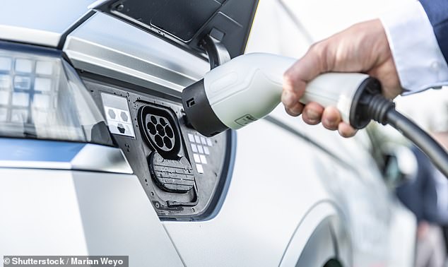 Los conductores de vehículos eléctricos pagarán 3 peniques por milla a partir de 2028 según los planes laboristas: los híbridos se verán afectados por una carga de 1,5 peniques