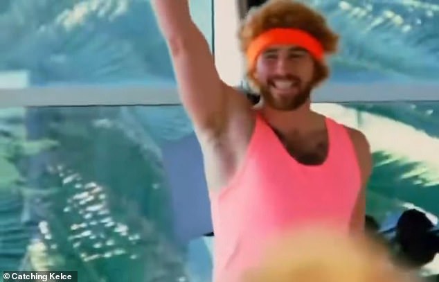 Swifties descubren un insoportable video de Travis Kelce donde lo ‘intimidan’ para que publique fotos de la boda de Taylor Swift