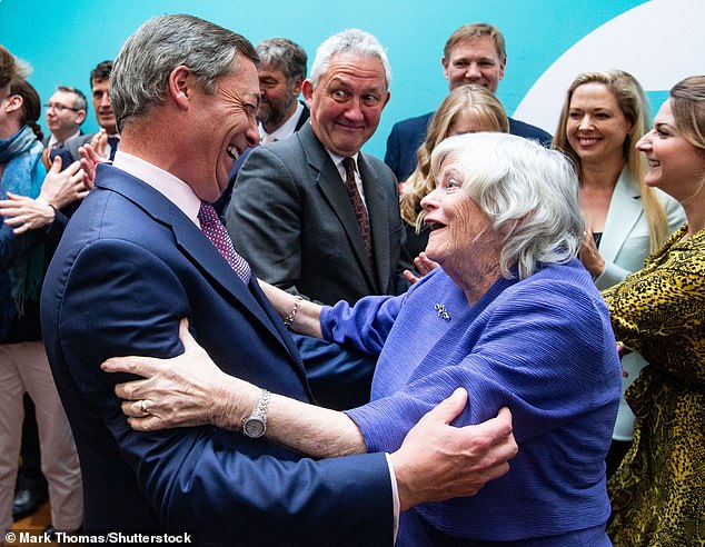 Starmer me dice que la muerte de Ann Widdecombe “el robo está mal”, afirma Farage en medio de una disputa sobre la seguridad de los políticos