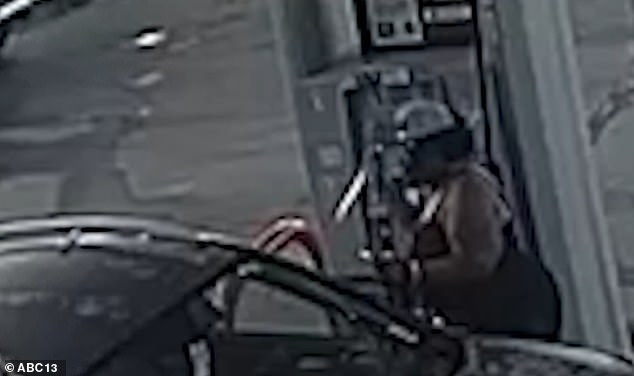 La loca, de 43 años, fue fotografiada dejando un rastro de destrucción después de robar un camión en una gasolinera.