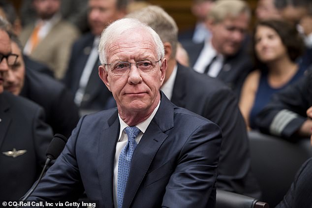 El capitán Chesley ‘Sully’ Sullenberger, piloto de Miracle on Hudson, de 75 años, anuncia el diagnóstico de Alzheimer 17 años después de salvar 155 vidas al aterrizar un avión en un río de Nueva York