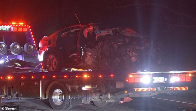 Dos muertos después de un horroroso accidente automovilístico y de camión que cierra la carretera principal de Victoria