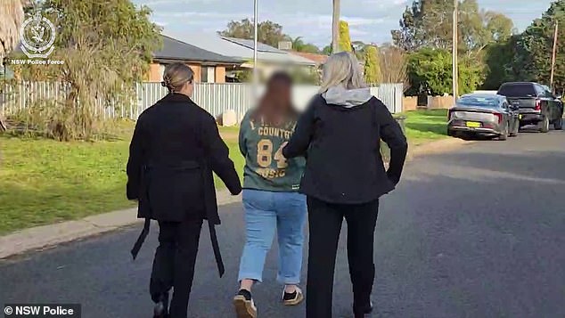 Una mujer de 35 años ha sido acusada de abuso infantil después de que la policía hiciera un descubrimiento aterrador en Internet.