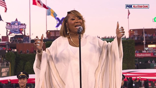 Cantante legendario criticado por falta de ortografía ‘ofensiva’ del himno nacional antes del Juego de Estrellas de la MLB