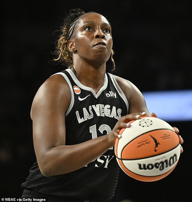 Fanático despedido de su trabajo después de enviar desagradables insultos racistas a la jugadora de la WNBA que derribó a Caitlin Clark