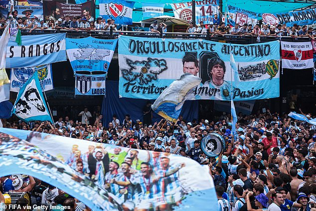 La disputa por las Malvinas “podría resolverse hoy en el partido de la Copa Mundial de Inglaterra”, dice John Simpson de la BBC – El vicepresidente de Argentina, Messi, le dice al equipo que “nos diga lo que es nuestro”