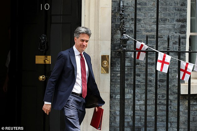 El ‘rojo’ Ed Miliband ‘nombra canciller, no secretario de Relaciones Exteriores de Burnham’: los mercados suben cuando Shabana Mahmood es elegida para el puesto 11.