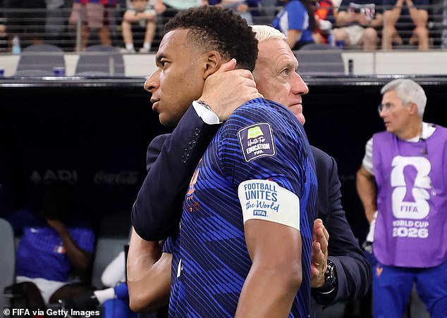 El furioso Kylian Mbappé critica las tácticas “descuidadas” del seleccionador francés Didier Deschamps y apunta a sus compañeros tras su lamentable eliminación en el Mundial, mientras Zinedine Zidane está cerca de una convocatoria inmediata.