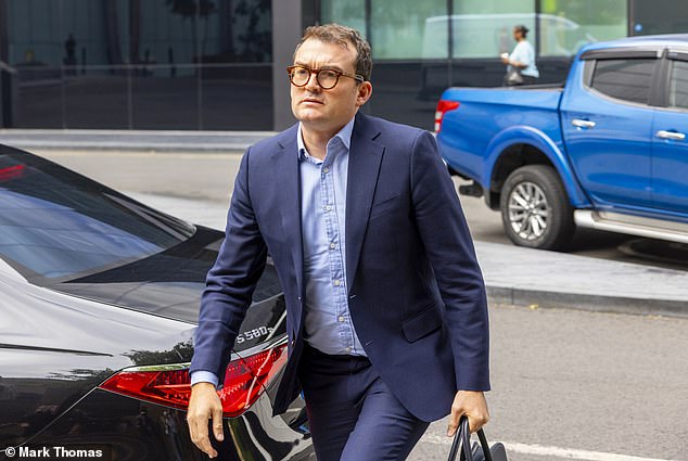 El diputado conservador Patrick Spencer, acusado de agarrar los pechos de dos mujeres en el club Groucho de Londres, llora tras ser declarado inocente de agresión sexual.