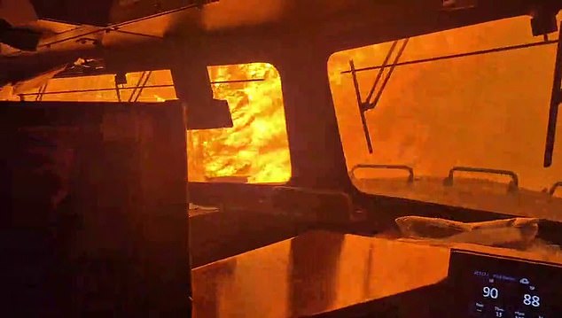 El video claustrofóbico muestra una vista de pesadilla desde el interior del tren mientras ruge a través de un incendio forestal.
