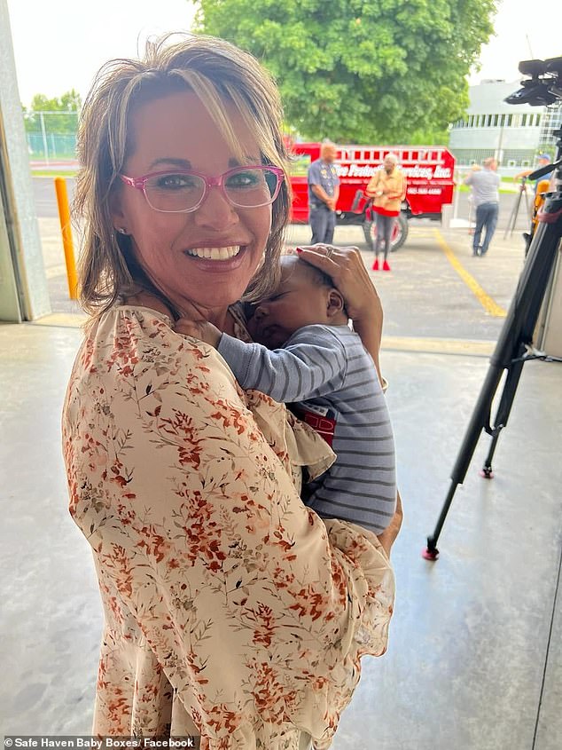 Tres bebés quedaron en la ‘Baby Safe Haven Box’ en sólo una semana