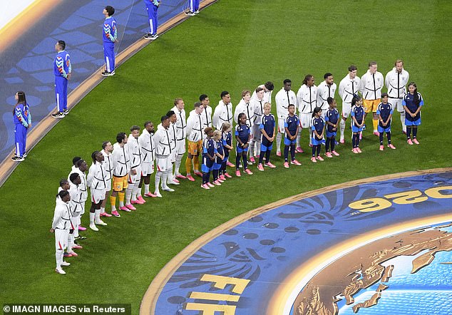 Furia cuando los fanáticos argentinos abuchean tan fuerte que God Save the King se ahoga y los fanáticos ingleses abuchean el himno de sus rivales.