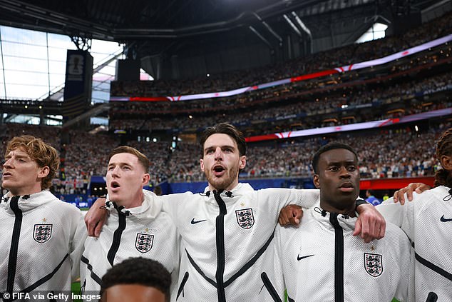 God Save the King se ahogó cuando los fanáticos de Argentina gritaron demasiado fuerte: los fanáticos de Inglaterra abuchearon el himno de sus rivales antes