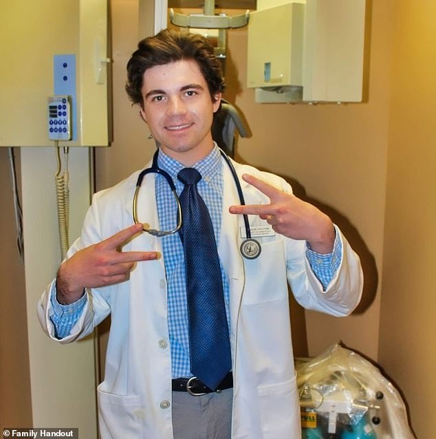 Estudiante de odontología de Connecticut, de 24 años, murió después de ser tratado por un médico en la pantalla a 12 millas de distancia en otro hospital, según alega la demanda de los padres.