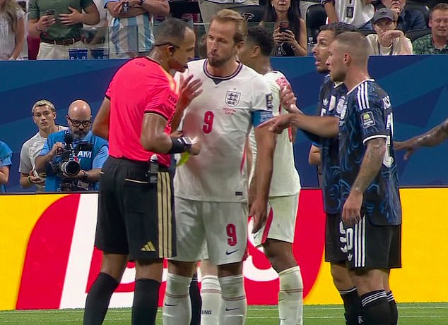 Estrella argentina tildada de ‘patética’ por su cínico intento de expulsar a Harry Kane por violar las nuevas reglas de la FIFA en la semifinal de la Copa del Mundo