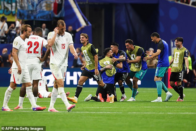 Inglaterra 1-2 Argentina CLASIFICACIONES DE LOS JUGADORES: ¿Qué talismán de los Tres Leones tuvo una mala noche? ¿Quién jugó el mejor partido de su carrera incluso después de perder? ¿Y quién gana un pésimo 3/10?