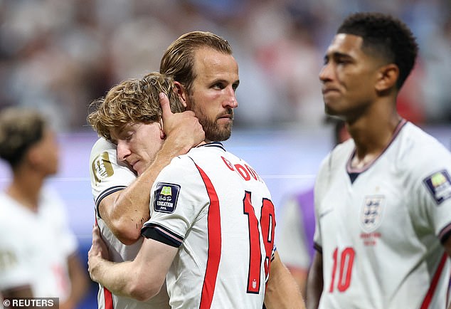 El príncipe William les dice a tres leones que ‘mantengan la cabeza en alto’ después de la derrota en la Copa Mundial ante Argentina