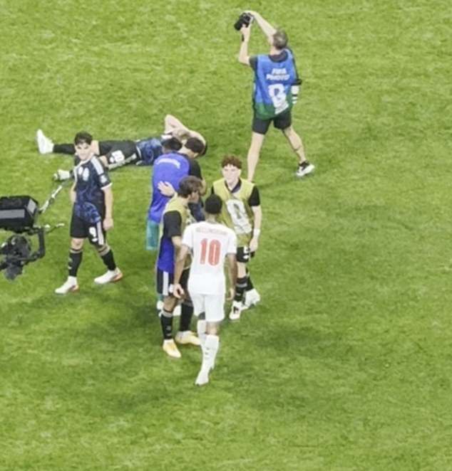 REVELADO: El momento en que abofeteó a la estrella argentina Jude Bellingham después de la derrota en la Copa del Mundo.