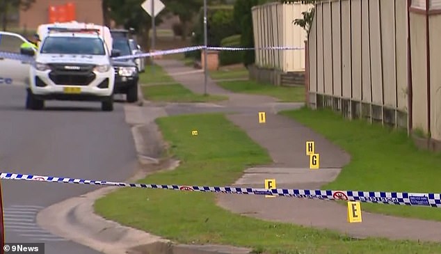 Horror cuando el cuerpo fue encontrado en un camino de entrada en un tranquilo suburbio de Sydney cuando la policía inició una investigación inmediata.