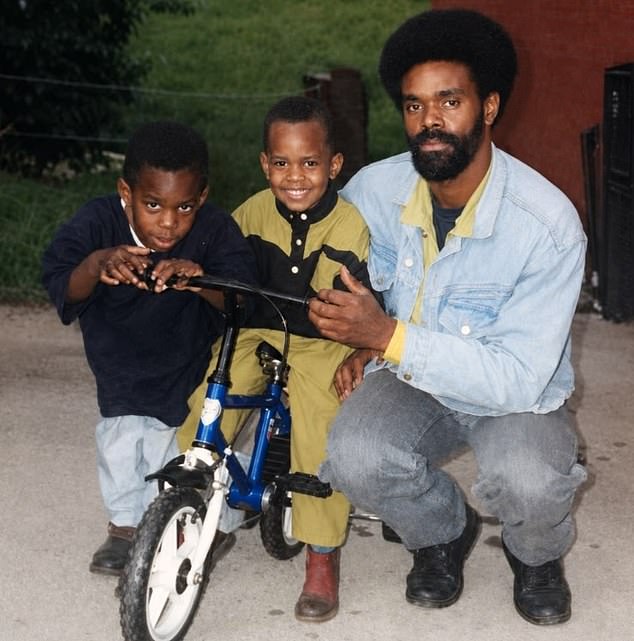 Micah Richards revela que le informaron de la muerte de su padre momentos antes de que se transmitiera la cobertura de la BBC sobre la derrota de Inglaterra en la Copa Mundial, mientras el experto le rinde homenaje en una emotiva publicación.