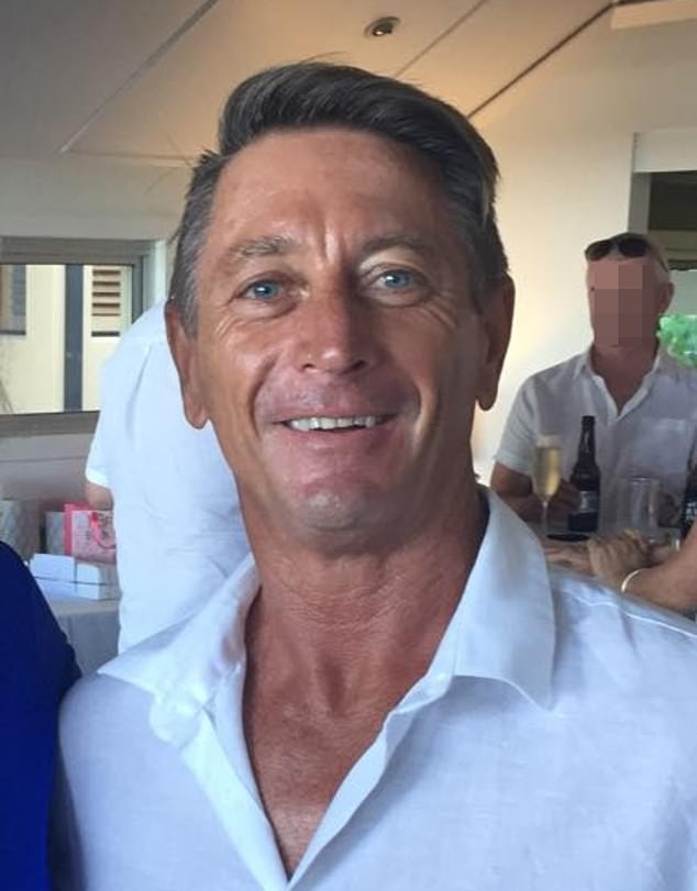 El empresario de Gold Coast, Jason Goss, acusado de manosear a una mujer sentada a su lado en el vuelo de Perth a Sydney: le dice al Mail por qué no pudo hacerlo