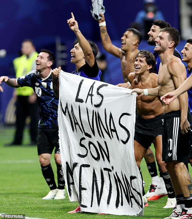 Los jugadores argentinos sostienen una pancarta que reivindica las Islas Malvinas después de eliminar a Inglaterra en el Mundial.
